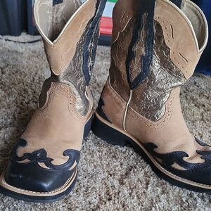 Ariat Two-Tone Tan and Black Western Embossed Cowboy Boots Size 8